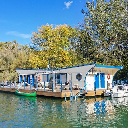 Ocarujuci Houseboat Na Dunaji Bratislava Luaran gambar