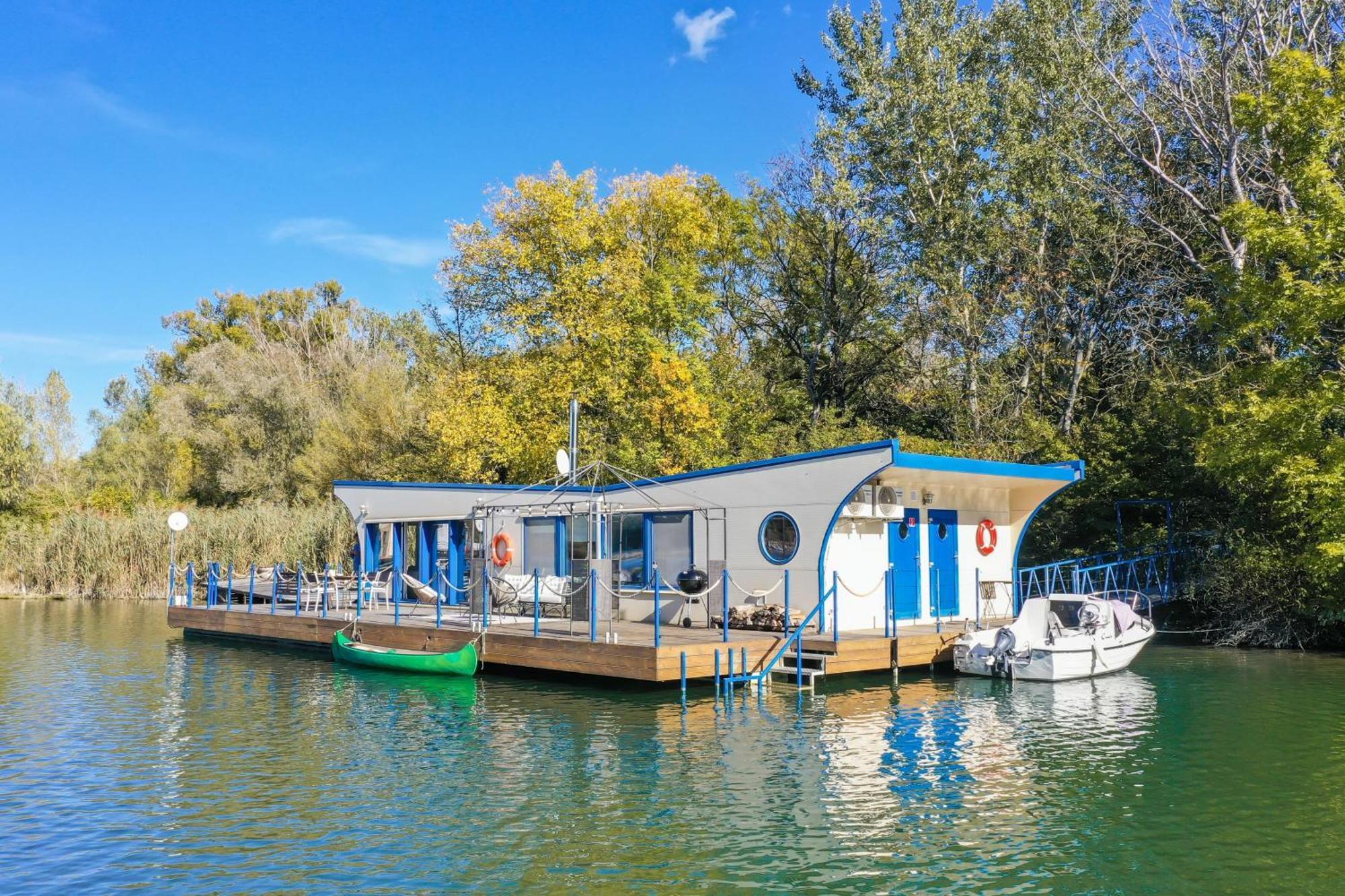 Ocarujuci Houseboat Na Dunaji Bratislava Luaran gambar