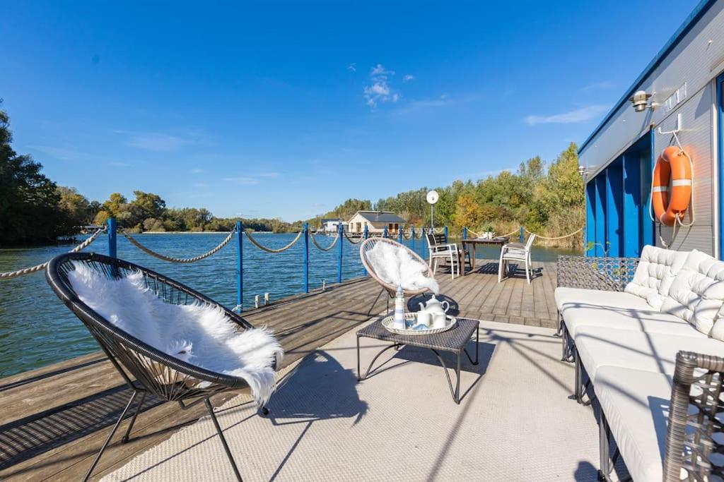 Ocarujuci Houseboat Na Dunaji Bratislava Luaran gambar