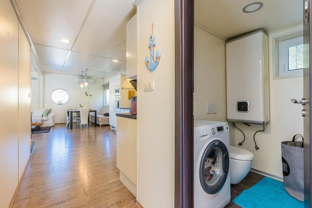 Ocarujuci Houseboat Na Dunaji Bratislava Luaran gambar