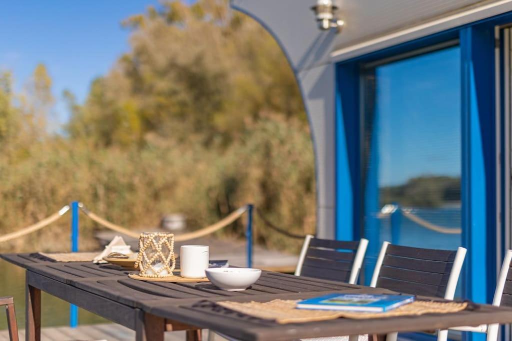 Ocarujuci Houseboat Na Dunaji Bratislava Luaran gambar