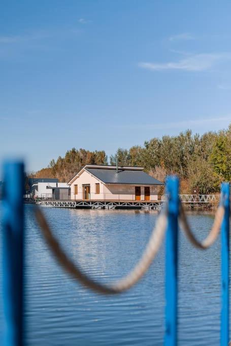 Ocarujuci Houseboat Na Dunaji Bratislava Luaran gambar