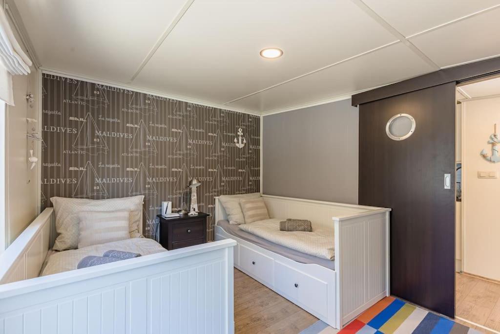 Ocarujuci Houseboat Na Dunaji Bratislava Luaran gambar