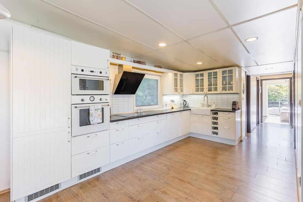 Ocarujuci Houseboat Na Dunaji Bratislava Luaran gambar