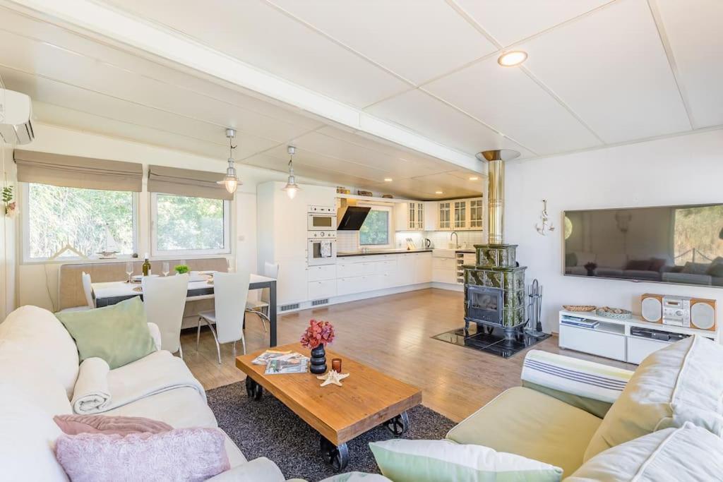 Ocarujuci Houseboat Na Dunaji Bratislava Luaran gambar