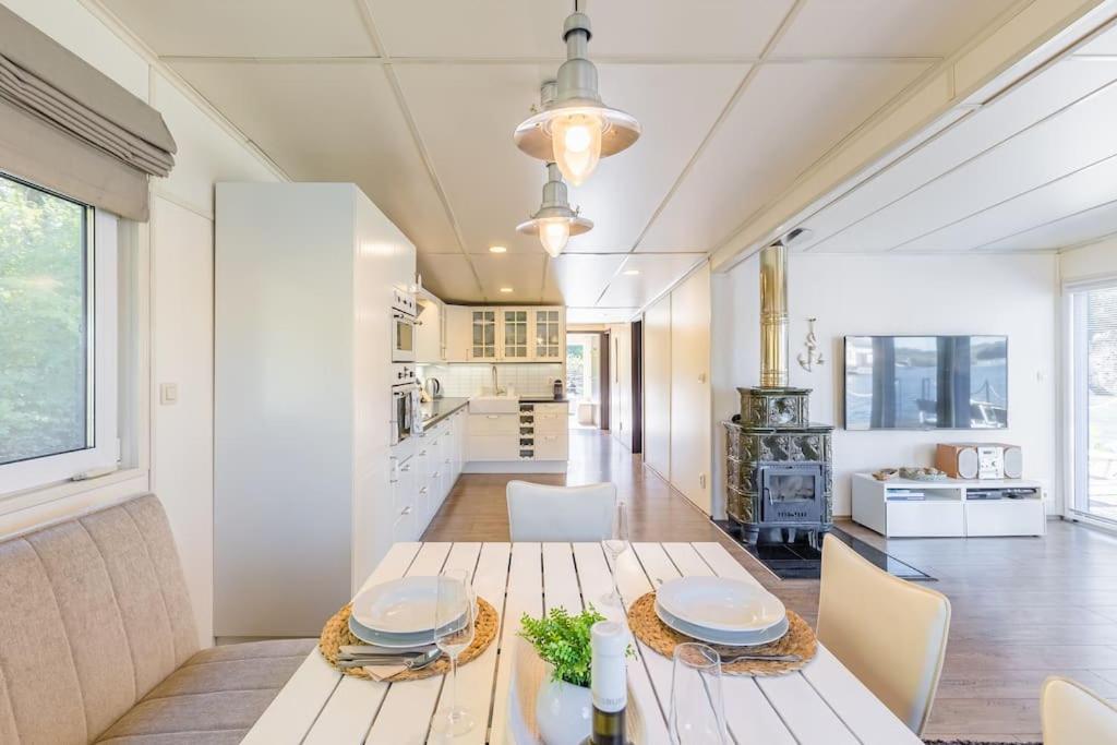 Ocarujuci Houseboat Na Dunaji Bratislava Luaran gambar