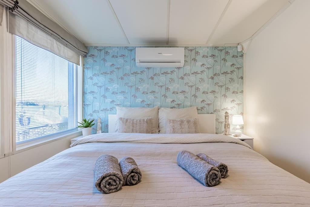 Ocarujuci Houseboat Na Dunaji Bratislava Luaran gambar