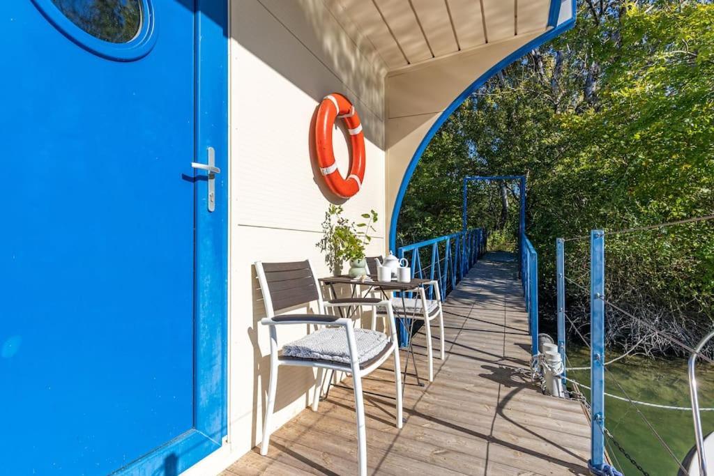 Ocarujuci Houseboat Na Dunaji Bratislava Luaran gambar