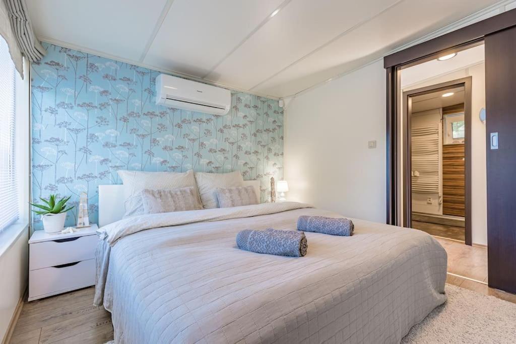 Ocarujuci Houseboat Na Dunaji Bratislava Luaran gambar