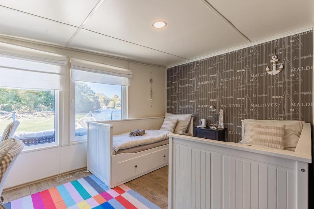 Ocarujuci Houseboat Na Dunaji Bratislava Luaran gambar