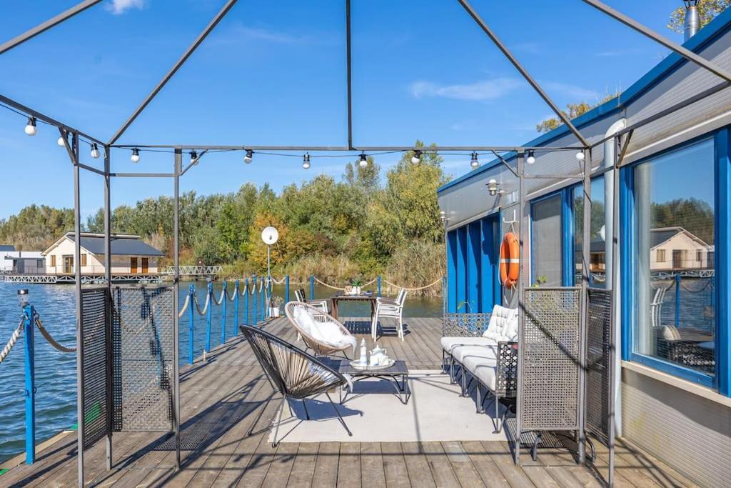 Ocarujuci Houseboat Na Dunaji Bratislava Luaran gambar