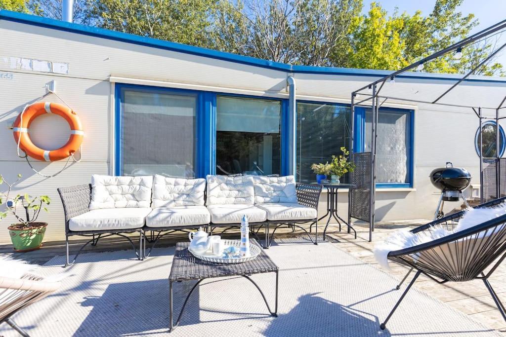 Ocarujuci Houseboat Na Dunaji Bratislava Luaran gambar