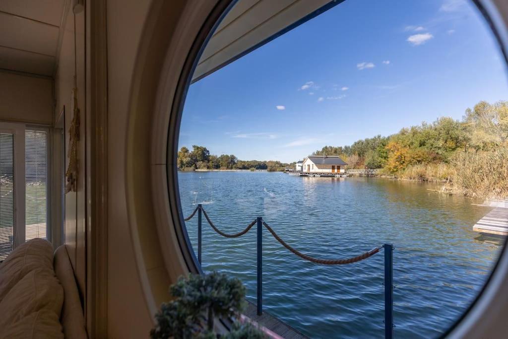 Ocarujuci Houseboat Na Dunaji Bratislava Luaran gambar