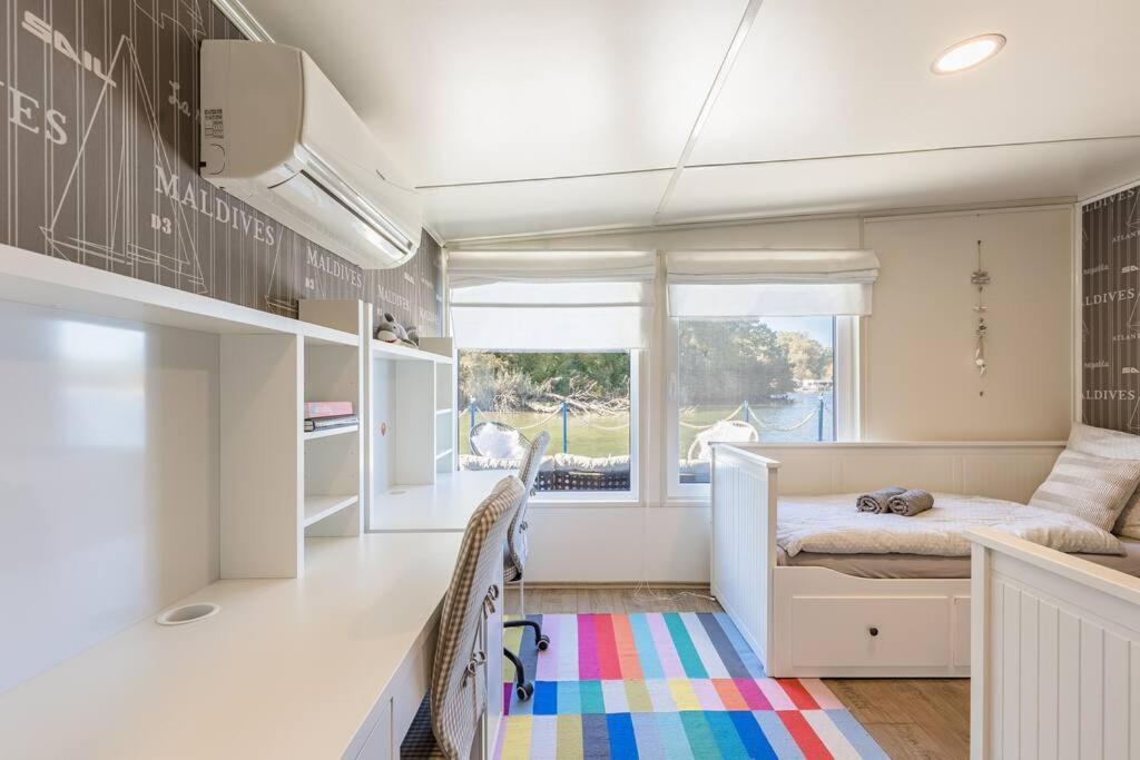 Ocarujuci Houseboat Na Dunaji Bratislava Luaran gambar