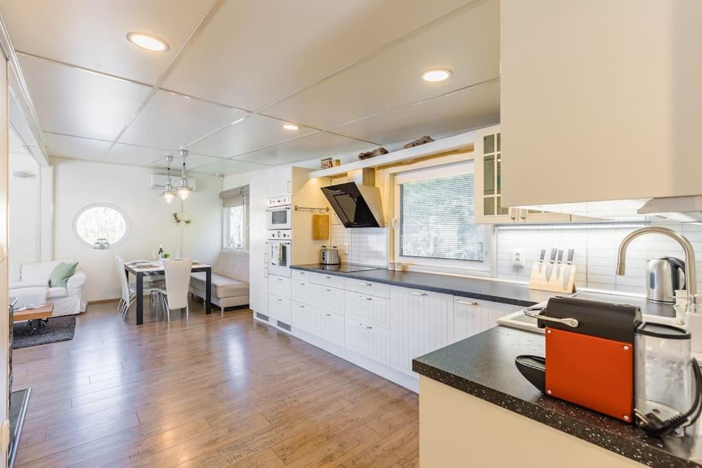 Ocarujuci Houseboat Na Dunaji Bratislava Luaran gambar