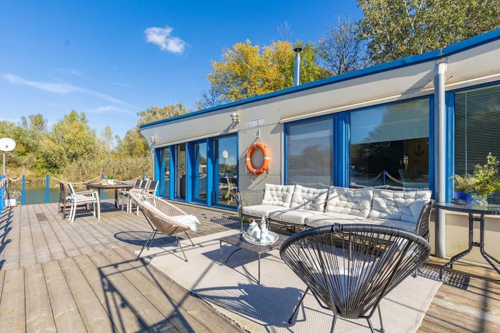 Ocarujuci Houseboat Na Dunaji Bratislava Luaran gambar