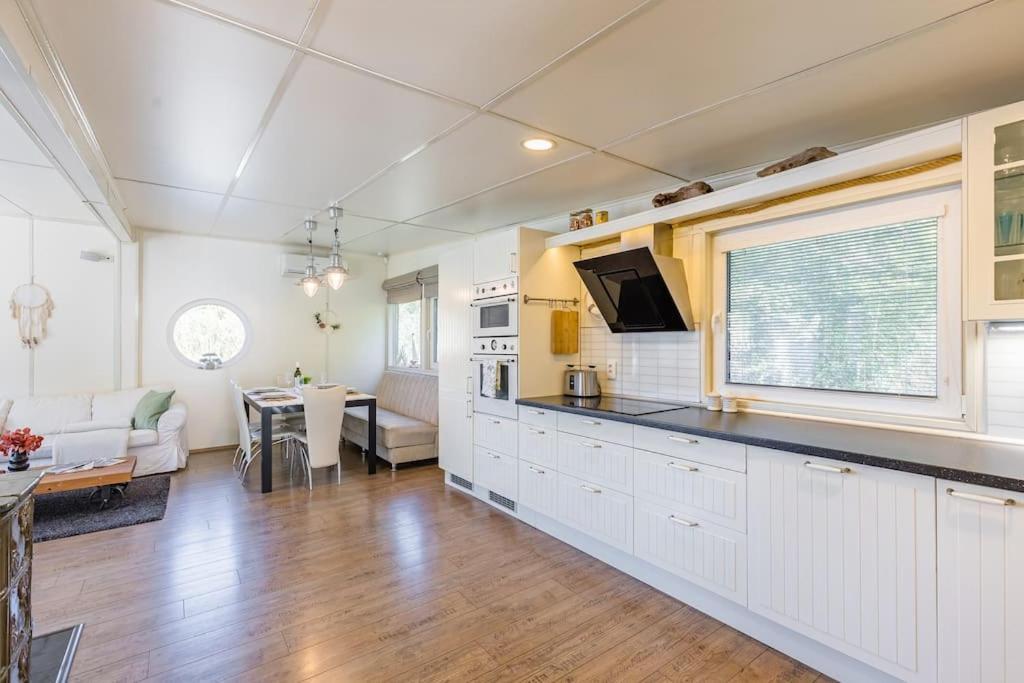 Ocarujuci Houseboat Na Dunaji Bratislava Luaran gambar