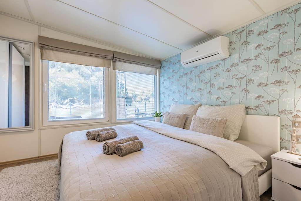 Ocarujuci Houseboat Na Dunaji Bratislava Luaran gambar