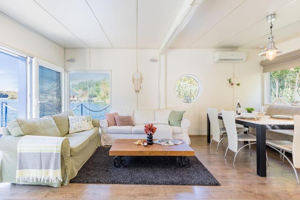 Ocarujuci Houseboat Na Dunaji Bratislava Luaran gambar