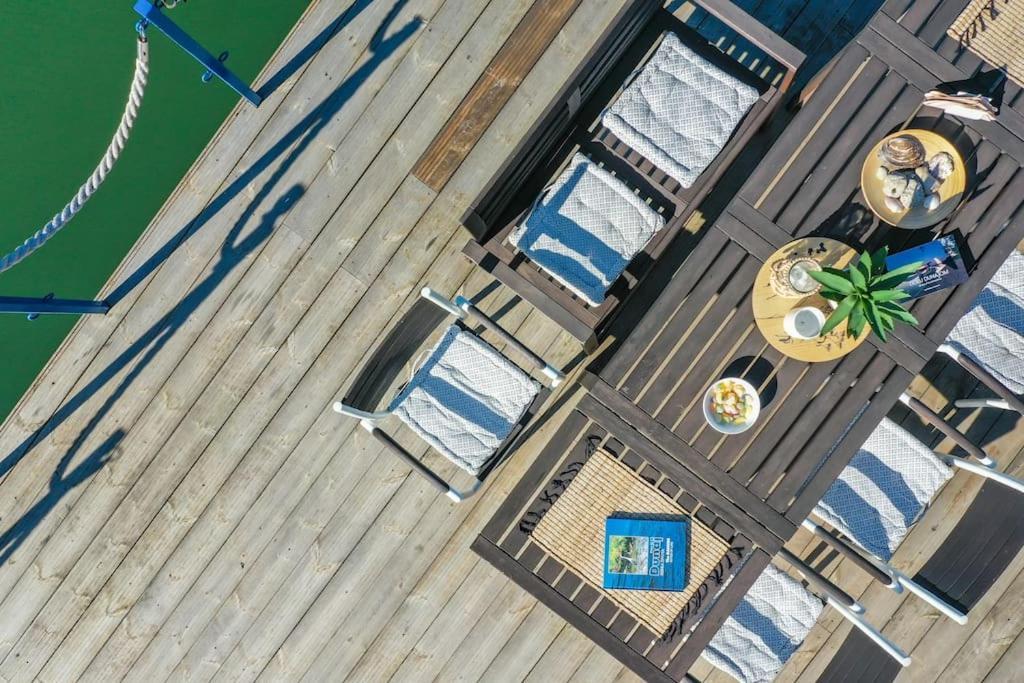 Ocarujuci Houseboat Na Dunaji Bratislava Luaran gambar