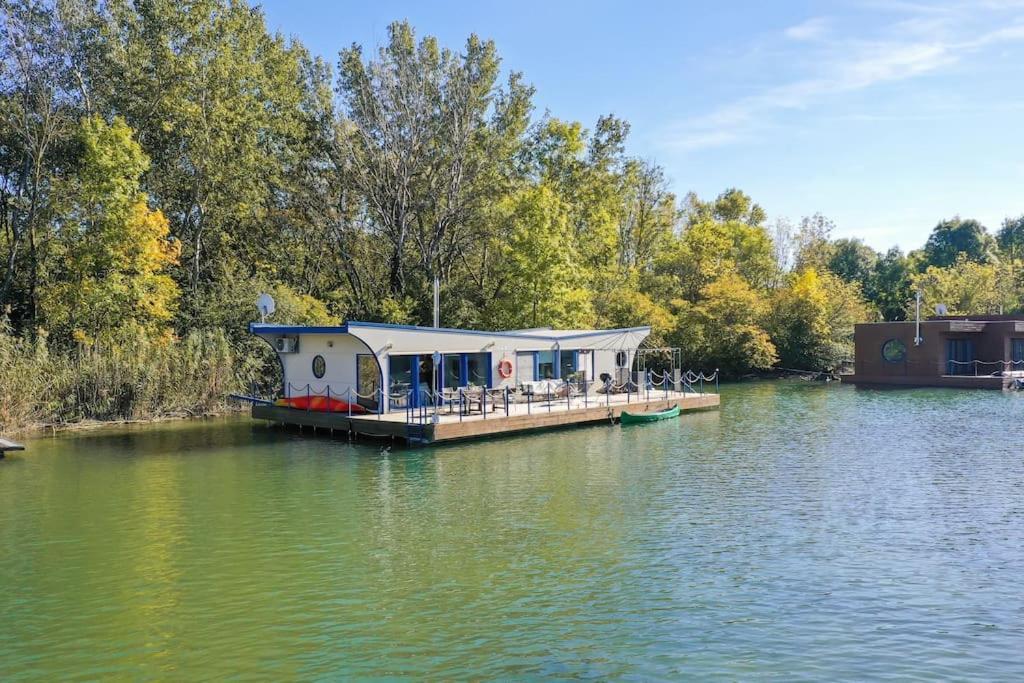 Ocarujuci Houseboat Na Dunaji Bratislava Luaran gambar